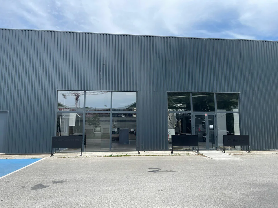 LOCAL COMMERCIAL A LOUER DE 600 M&sup2;