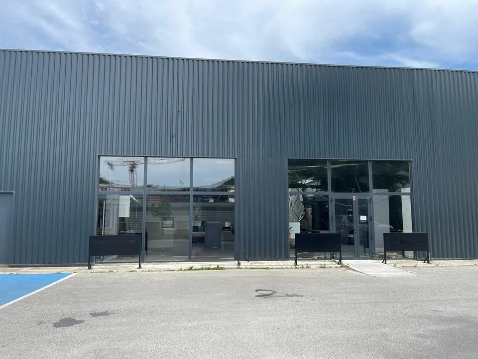 LOCAL COMMERCIAL A LOUER DE 600 M&sup2;