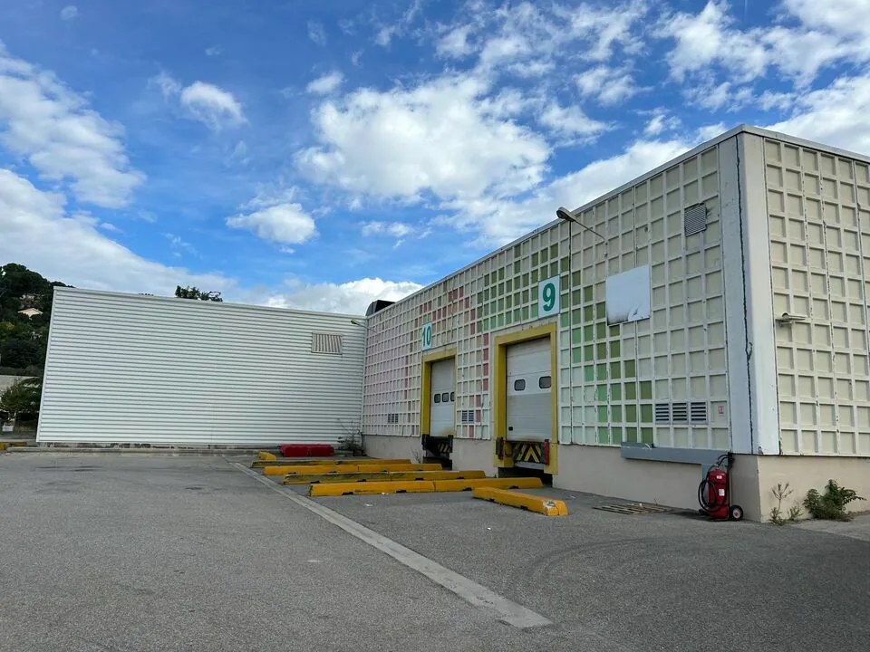 ENTREPOT  A LOUER DE 3 000 M&sup2; DIVISIBLES A PARTIR DE 1 400 M&sup2;