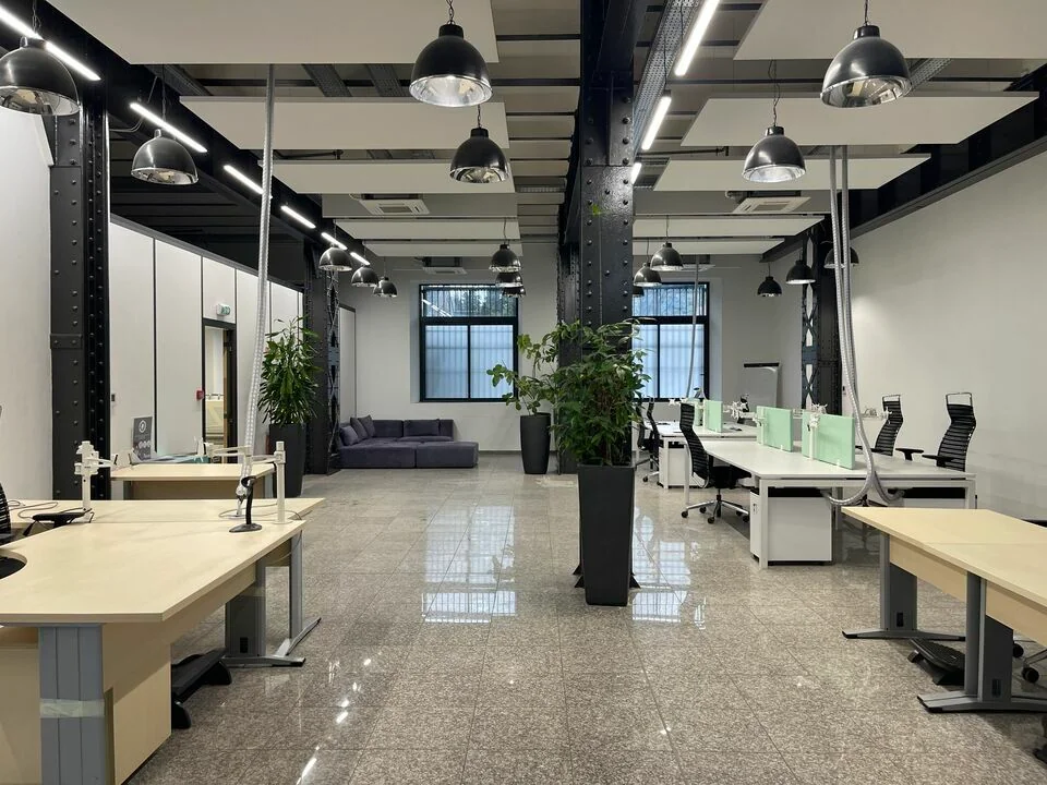 LOCAL D'ACTIVITÉ & BUREAUX A LOUER DE 2 350 M²