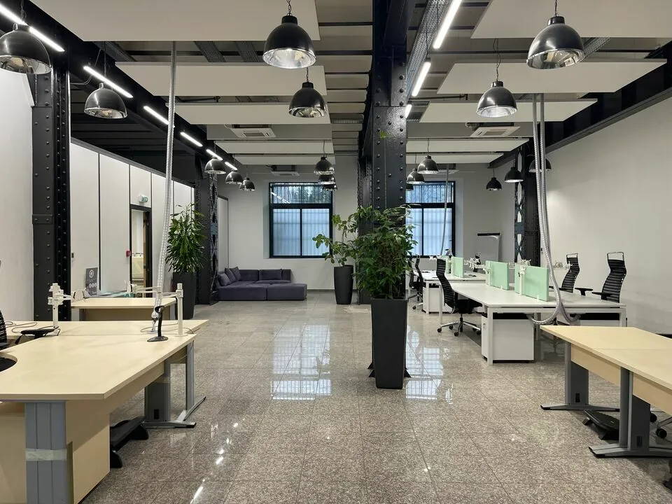 LOCAL D'ACTIVITÉ & BUREAUX  A LOUER DE 2 350 M&sup2;