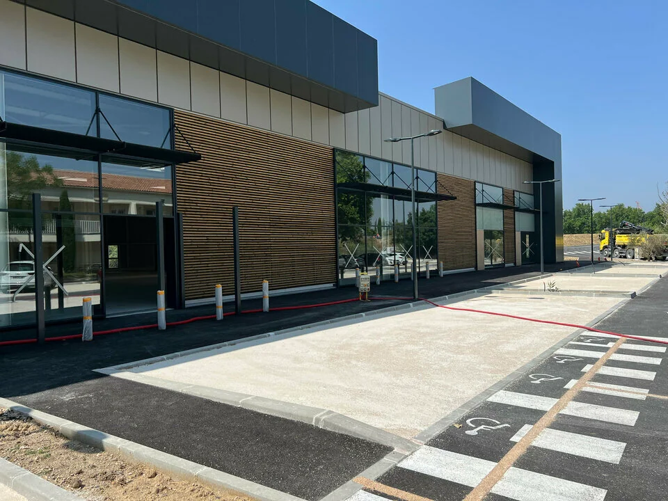 LOCAL COMMERCIAL A LOUER DE 310 M&sup2; DIVISIBLES A PARTIR DE 105 M&sup2;