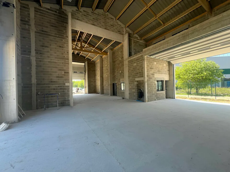 MIXTE ACTIVITE - BUREAUX A LOUER DE 380 M&sup2; DIVISIBLES A PARTIR DE 140 M&sup2;