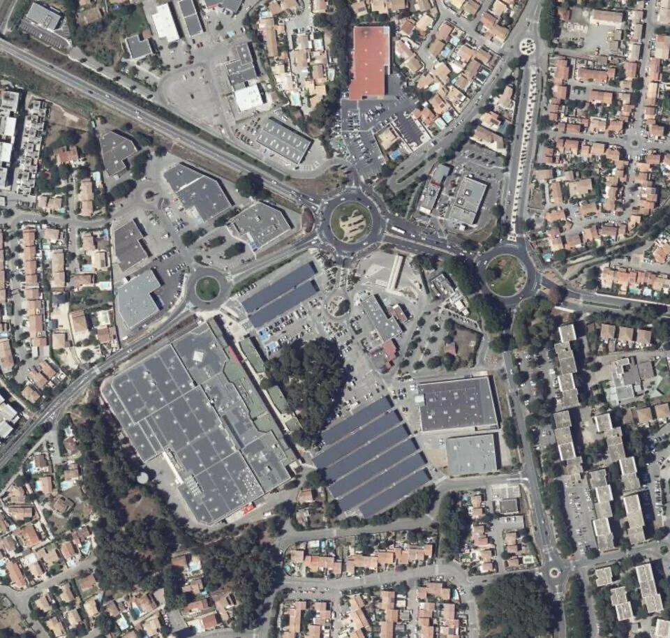 LOCAL COMMERCIAL A LOUER DE 1 200 M²