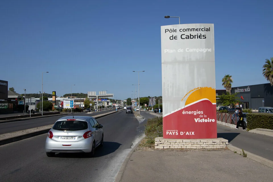 LOCAL COMMERCIAL A LOUER DE 990 M²