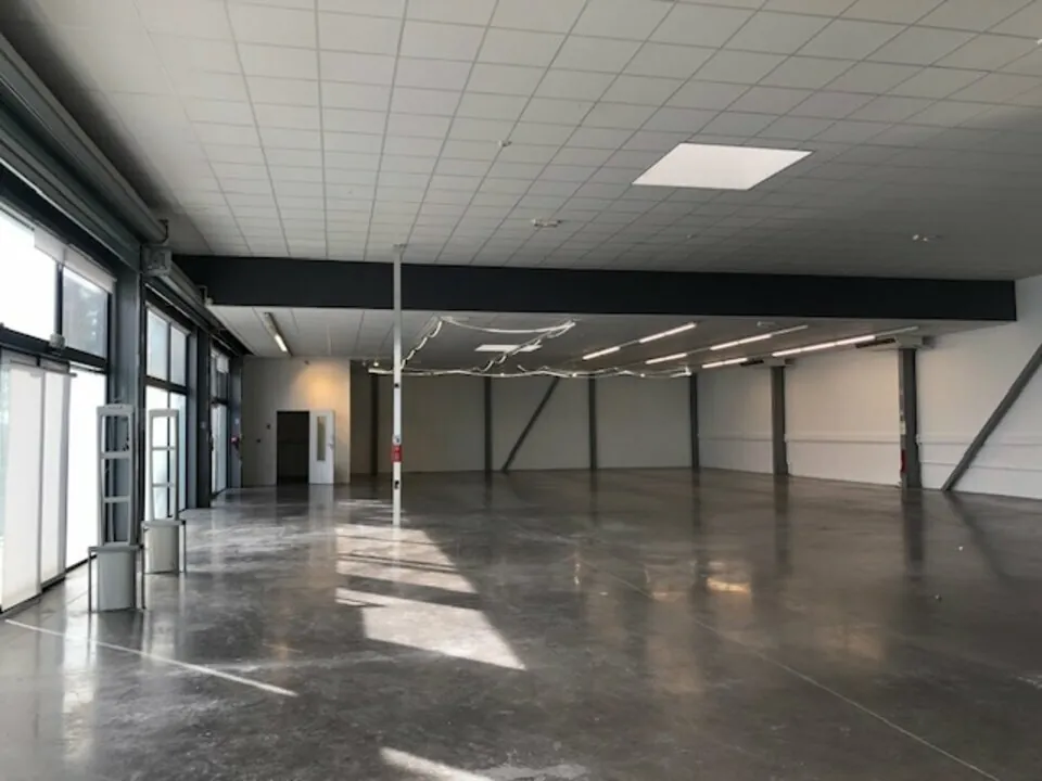 LOCAL COMMERCIAL A LOUER DE 620 M&sup2;
